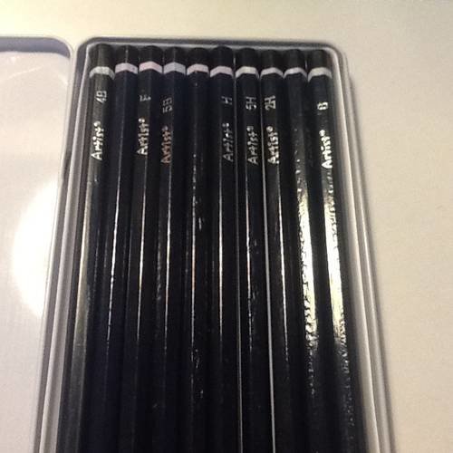 10 crayons papier des h,f et b 