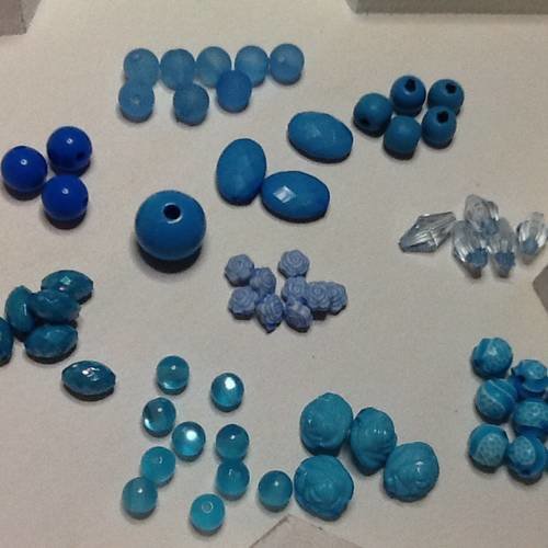 57 perles coloris bleu acrylique 