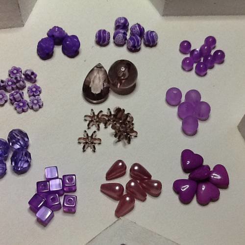 65 perles coloris violet acrylique 