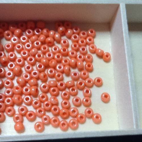 15 gr de perles de rocailles orange irisé 4,5 mm 