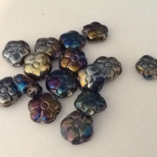 Lot de 10 perles fleurs en verre couleur bleu irisée 