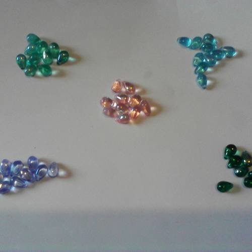 50 perles en forme de gouttes d'eau en verre 