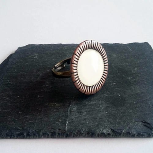 Bague réglable cabochon ivoire, anneau bronze reflet rouge gravé, montée à la main 