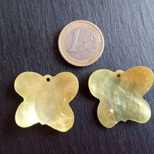 Sequins pendentifs de nacre papillon jaune x2