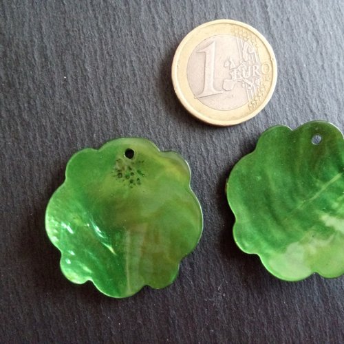 Sequins pendentifs de nacre fleur vert x2