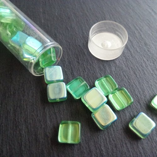 Perles carrées en verre 8mm x10 vert