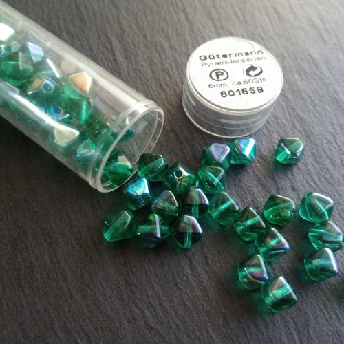 Perles pyramide en verre 6 mm x25 toupies