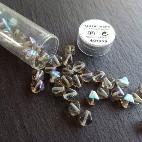Perles pyramide en verre 6 mm x25 toupies