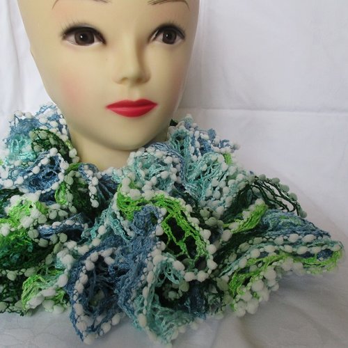 Écharpe en laine verte et bleu avec des pompons blancs, cadeau femme