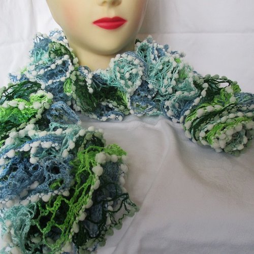 Écharpe femme verte et bleu avec des pompons blancs