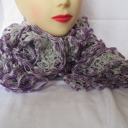 Écharpe femme froufrou grise et violette avec petits points brillants