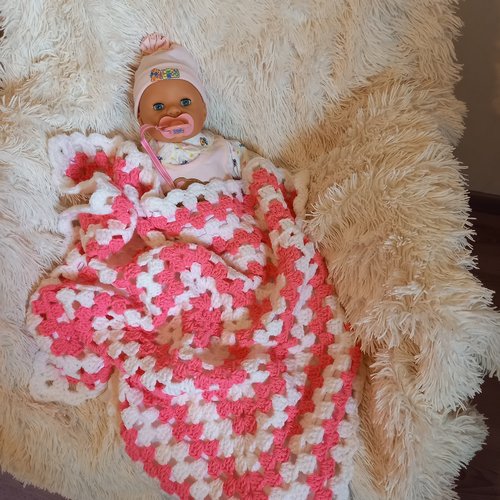 Couverture granny pour bébé en laine rose et blanche, couverture granny, cadeau naissance, cadeau bébé