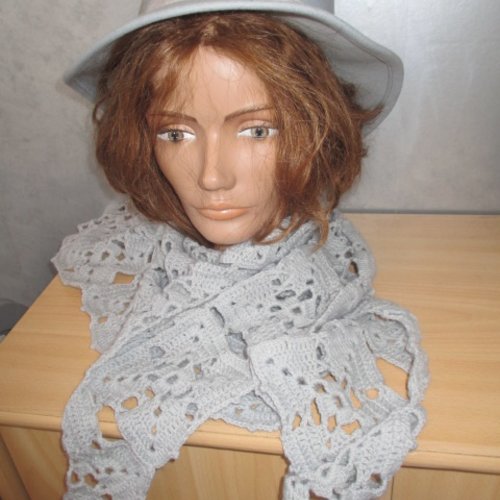 Chèche femme en laine grise au crochet