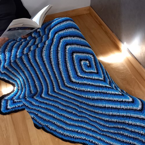 Couverture spirale plaid au crochet bleu blanc turquoise et noir