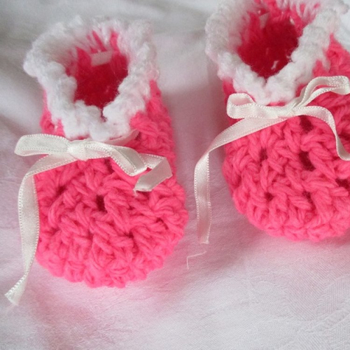 Ballerines 0 à 3 mois pour bébé rose bonbon et blanc au crochet, chausson bébé, chausson rose