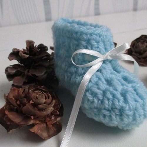 Chaussons bébé en laine bleue 3/ 6 mois au crochet