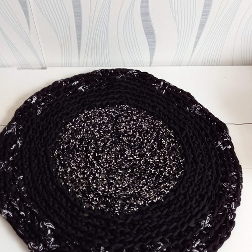 Tapis rond au crochet noir et blanc en coton recyclé