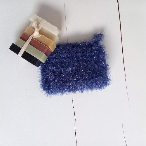 Sauve savon exfoliant au crochet, pochette bleu jean exfoliante , zéro déchet pour réutiliser ses reste de savon