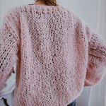 Pull cocooning femme rose pastel tricoté main en grosse laine - Un