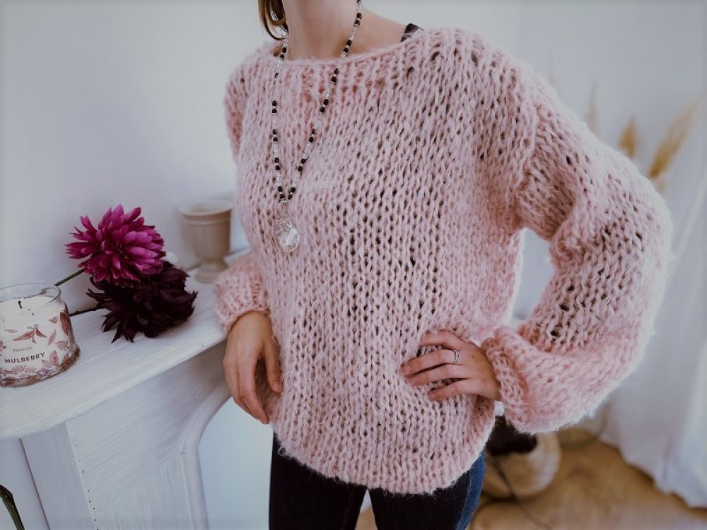Pull cocooning femme rose pastel tricoté main en grosse laine - Un