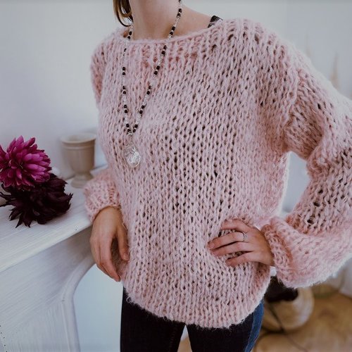 Pull cocooning femme rose pastel tricoté main en grosse laine