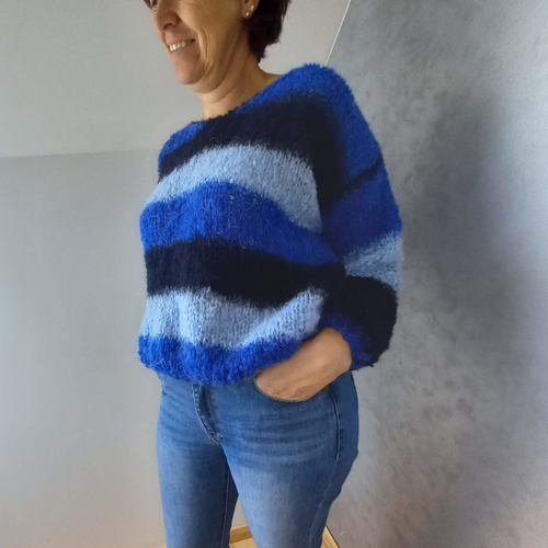 Pull tricoté main bleu en laine pour femme