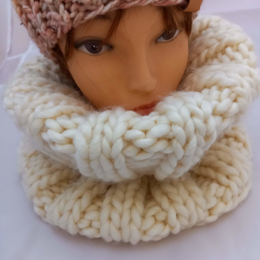 Fil à tricoter en acrylique 8 plis en laine douce pour les chandails, les  foulards, les bonnets - Chine Fils à tricoter à la main et fils de laine  prix