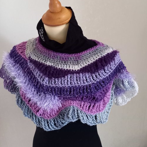 Poncho mauve et violet , chauffe épaule en laine réalisé au crochet