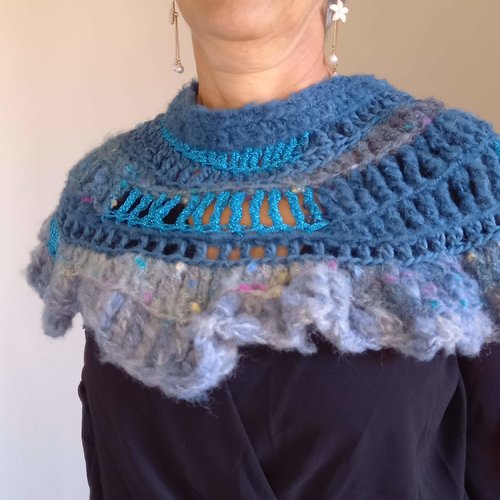 Chauffe épaule femme bleu en laine au crochet