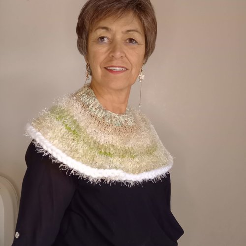 Col femme chauffe épaule vert clair et beige tricoté en laine