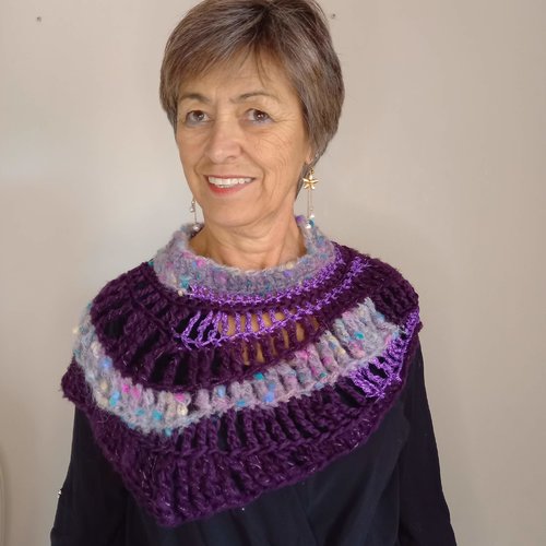 Chauffe épaule femme en laine violette et bordeaux au crochet