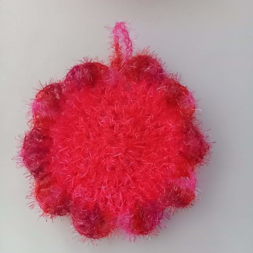 Eponge de douche ou vaisselle, gratounette, ecoresponsable, éponge rose fluo et rouge marbré