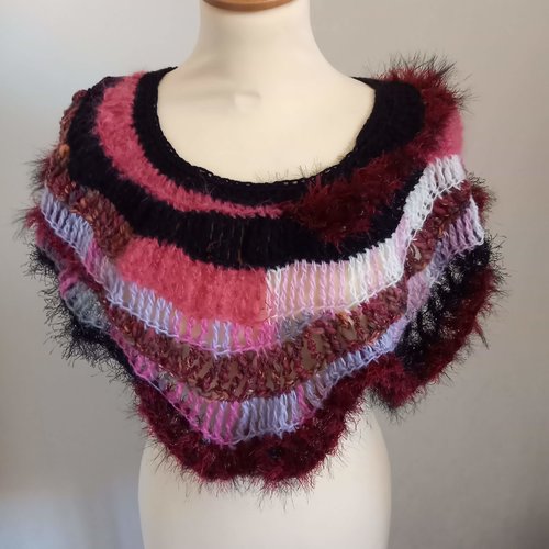 Poncho rose et noir , chauffe épaule en laine réalisé au crochet
