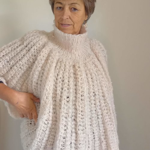 Cape femme beige à col roulé au crochet