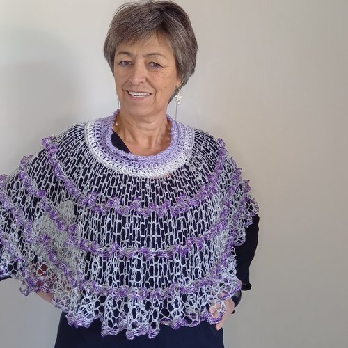 Poncho femme au crochet gris et violet