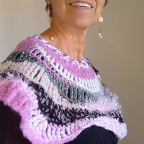 Chauffe épaule femme en laine rose gris et blanc au crochet