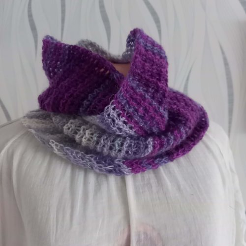 Tour de cou femme en laine grise et violette réalisé au crochet tunisien