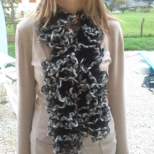 Grande écharpe femme noire et blanche en laine