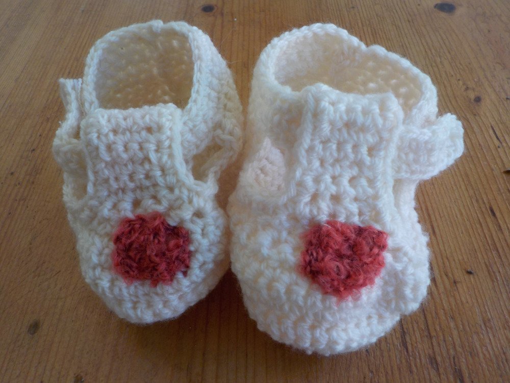 Chaussons Bebe Au Crochet En Laine Beige 3 A 6 Mois Un Grand Marche