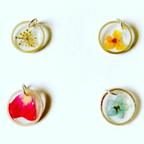 Collier de fleurs pressées en pendentif rond couleur argent pour bijoux minimalistes avec cadeau de fleurs pressées pour elle