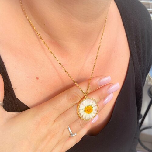 Collier de couleur or avec marguerite pressée fleur cadeau de fête des mères pour son véritable collier de résine de bijoux de fleur