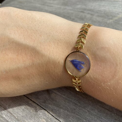 Le bracelet bleu bleuet couleur or cadeau fête des mères pour elle en bijoux de terrarium avec fleur pressée