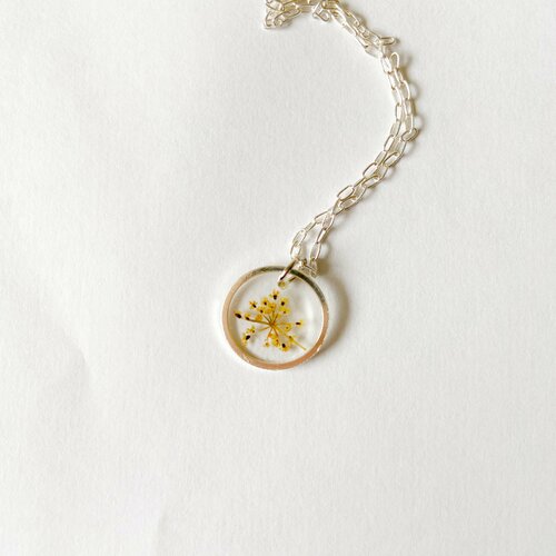 Collier fleur en dentelle de la reine anne en pendentif rond couleur argent pour bijoux minimalistes avec cadeau fleur pressée pour elle