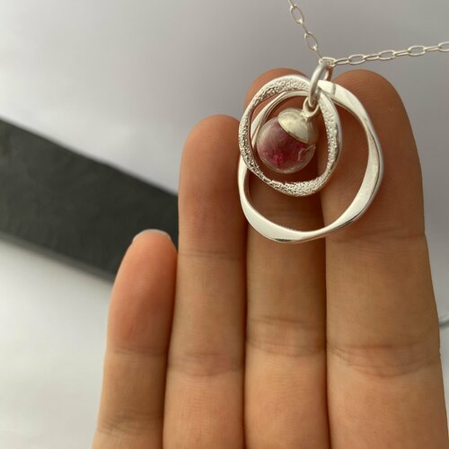 Pendentif rose de fleur séché dans les cercles collier de collier argenté cadeau de fête des mères pour son cadeau de jour de mère de bijoux de terrarium