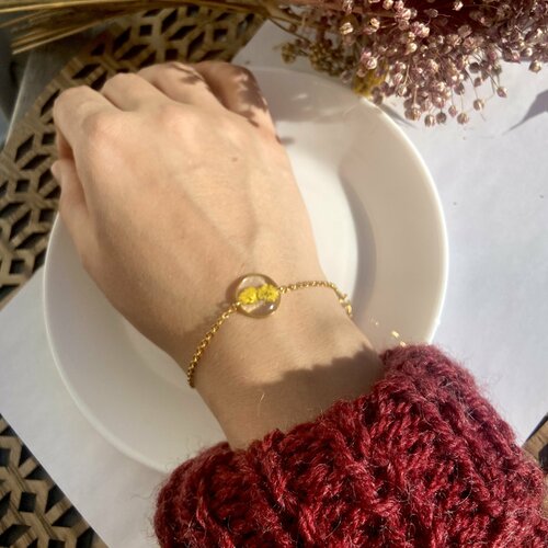 Bracelet de couleur or avec fleur pressée jaune souffle de bébé est un cadeau parfait pour elle pour st valentin