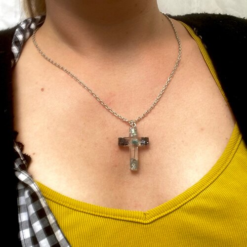 Collier croix inclusion de glixia séché avec paillettes cadeau pour elle chaîne couleur argent