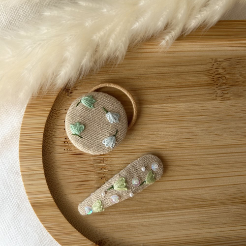 Ensemble barrette brodée et élastique cheveux bouton brodé – fait main en lin et feutrine – cadeau fille bébé