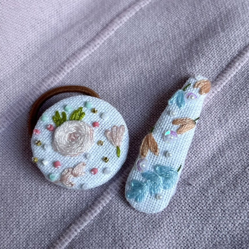 Ensemble barrette brodée et élastique cheveux bouton brodé – fait main en lin et feutrine – cadeau fille bébé