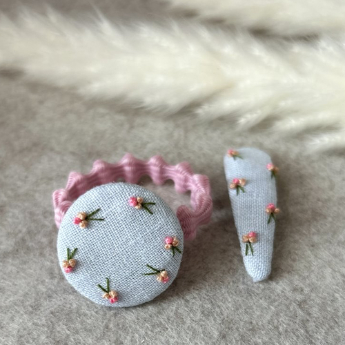 Ensemble barrette brodée et élastique cheveux bouton brodé – fait main en lin et feutrine – cadeau fille bébé