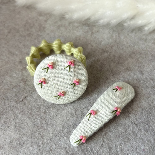 Ensemble barrette brodée et élastique cheveux bouton brodé – fait main en lin et feutrine – cadeau fille bébé
